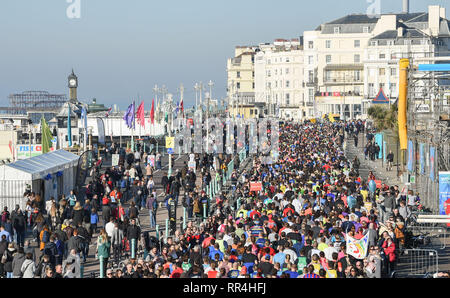 Brighton, UK. 24 Feb, 2019. Läufer in die Grand Brighton Halbmarathon Kopf entlang der Strandpromenade an einem schönen sonnigen Morgen. Über 13.000 Läufer wurden erwartet, an Hilfe von der Sussex Beacon Nächstenliebe Kredit: Simon Dack/Alamy leben Nachrichten Stockfoto