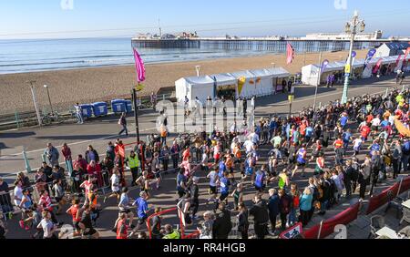 Brighton, UK. 24 Feb, 2019. Läufer entlang der Küste in der Grand Brighton Halbmarathon an einem schönen sonnigen Morgen. Über 13.000 Läufer wurden erwartet, an Hilfe von der Sussex Beacon Nächstenliebe Kredit: Simon Dack/Alamy leben Nachrichten Stockfoto