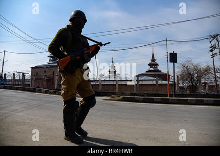 Srinagar, Jammu und Kaschmir, Indien. 24 Feb, 2019. Indische paramilitärischen Mann gesehen patrouillieren, um eine Straße in der Nähe der Großen Moschee während Beschränkungen in Srinagar. Behörden Beschränkungen in Teilen von Srinagar Stadt verhängt Proteste gegen die Inhaftierung von JKLF chief Yasin Malik zu verhindern und über 150 Jamaat-e-Islami (JI) Kader. Die Proteste wurden von der gemeinsamen Widerstand Führung, eine separatistische Konglomerat unter der Leitung von Syed Ali Geelani, Umer Mirwaiz Farooq und Muhammad Yasin Malik genannt. Kredit Idrees: Abbas/SOPA Images/ZUMA Draht/Alamy leben Nachrichten Stockfoto