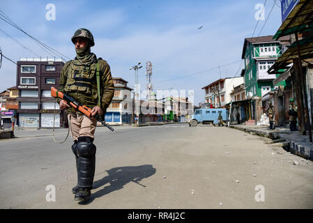 Srinagar, Jammu und Kaschmir, Indien. 24 Feb, 2019. Indische paramilitärischen Mann gesehen eine verlassene Straße patrouillieren während Beschränkungen in Srinagar. Behörden Beschränkungen in Teilen von Srinagar Stadt verhängt Proteste gegen die Inhaftierung von JKLF chief Yasin Malik zu verhindern und über 150 Jamaat-e-Islami (JI) Kader. Die Proteste wurden von der gemeinsamen Widerstand Führung, eine separatistische Konglomerat unter der Leitung von Syed Ali Geelani, Umer Mirwaiz Farooq und Muhammad Yasin Malik genannt. Kredit Idrees: Abbas/SOPA Images/ZUMA Draht/Alamy leben Nachrichten Stockfoto