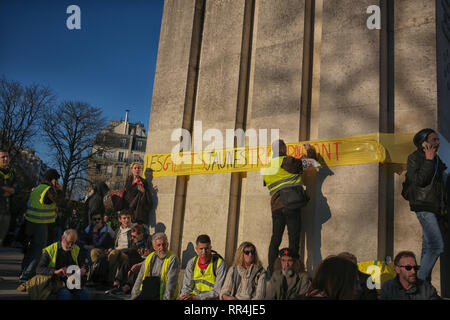 Paris, Frankreich. 23 Feb, 2019. Schild sagt: Gelb durchsetzen wird. Mehrere Gruppen von Demonstranten und Demonstrantinnen und Schmelzen in einem, an der Place du TrocadÃ©ro, Eiffelturm, Paris. Credit: Roger Ankri/Alamy leben Nachrichten Stockfoto