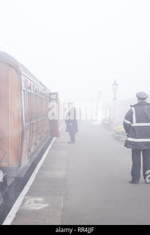 Kidderminster, Großbritannien. 24. Februar, 2019. UK Wetter: Trotz der dichten Morgennebel über Worcestershire, nichts dämpft den Geist des engagierten Freiwilligen an Severn Valley Railway; die nebligen Morgen eine atmosphärische und malerischen Start in den Tag für alle Fluggäste diese vintage Züge. Quelle: Lee Hudson/Alamy leben Nachrichten Stockfoto