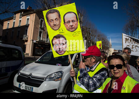 Februar 23, 2019 - gelb Demonstranten sammeln im Französischen Südosten der Stadt Sisteron und dann ab in die Stadt Spalt für größere Proteste für die 15 aufeinander folgenden Woche der Marken. Etwa 800 Demonstranten demonstrierten in Lücke gesehen, während Tausende Demonstranten kam Märschen in Paris und ganz Frankreich dieser Samstag. Die gilet Jaunes Proteste im vergangenen November gegen die Erhöhung der Besteuerung von Diesel, aber nach und nach entwickelte sich zu einer großen Bewegung gegen die wirtschaftlichen Maßnahmen und Reformen des französischen Präsidenten Längestrich (Credit Bild: © Louai Barakat/IMAGESLIVE über ZUMA Draht) Stockfoto