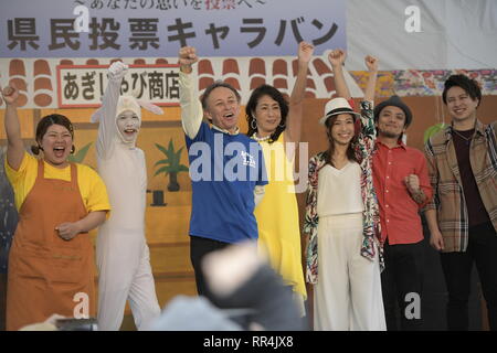 NAGO, Japan - 23. Februar: Denny Tamaki (C), Gouverneur der Präfektur Okinawa, nimmt an einem Treffen in Naha, am 23. Februar 2019. Die Bewohner von Okinawa wirft ihre Stimmen auf ab dem 15. Februar 24, 2019 in einer Präfektur Referendum über die umstrittene Verlegung der US-Militärbasis auf einer entlegenen Insel Henoko. (Foto von Richard Atrero de Guzman/Sipa USA) Stockfoto