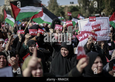 Gaza und die Palästinensischen Gebiete. 24 Feb, 2019. Die Menschen halten Plakate und palästinensischen Flaggen an einem Protest anspruchsvolle palästinensischen Präsidenten Mahmoud Abbas zu Schritt nach unten. Credit: Mohammed Talatene/dpa/Alamy leben Nachrichten Stockfoto