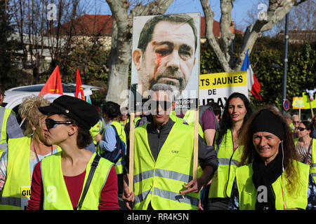 Februar 23, 2019 - gelb Demonstranten sammeln im Französischen Südosten der Stadt Sisteron und dann ab in die Stadt Spalt für größere Proteste für die 15 aufeinander folgenden Woche der Marken. Etwa 800 Demonstranten demonstrierten in Lücke gesehen, während Tausende Demonstranten kam Märschen in Paris und ganz Frankreich dieser Samstag. Die gilet Jaunes Proteste im vergangenen November gegen die Erhöhung der Besteuerung von Diesel, aber nach und nach entwickelte sich zu einer großen Bewegung gegen die wirtschaftlichen Maßnahmen und Reformen des französischen Präsidenten Längestrich (Credit Bild: © Louai Barakat/IMAGESLIVE über ZUMA Draht) Stockfoto