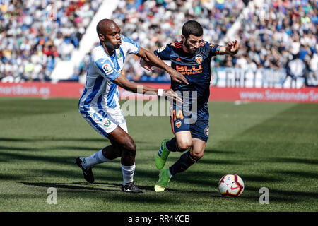 Das Estadio Municipal de Butarque, Leganes, Spanien. 24 Feb, 2019. Liga Fußball, Leganes gegen Valencia; Allan Nyom (CD Leganes) Herausforderungen für die Kontrolle über den Ball mit Jose Luis Gaya (Valencia CF) Credit: Aktion plus Sport/Alamy leben Nachrichten Stockfoto