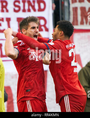 München, Deutschland. 23. Februar, 2019. Javi Martinez, FCB 8 feiert sein Ziel für 1-0, Freude, Lachen, feiern, 1-0 Serge GNABRY, FCB 22 FC BAYERN MÜNCHEN - Hertha BSC Berlin - DFL-Bestimmungen verbieten die Verwendung von Fotografien als BILDSEQUENZEN und/oder quasi-VIDEO - 1. Deutsche Fussball Liga, München, 23. Februar 2019 Saison 2018/2019, Spieltag 24, FCB, München, © Peter Schatz/Alamy leben Nachrichten Stockfoto