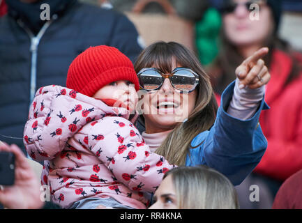 München, Deutschland. 23. Februar, 2019. Anna, Ehefrau von Robert Lewandowski, FCB 9 mit Tochter Klara, FC BAYERN MÜNCHEN - Hertha BSC Berlin 1-0-DFL-Bestimmungen verbieten die Verwendung von Fotografien als BILDSEQUENZEN und/oder quasi-VIDEO - 1. Deutsche Fussball Liga, München, 23. Februar 2019 Saison 2018/2019, Spieltag 24, FCB, München, © Peter Schatz/Alamy leben Nachrichten Stockfoto