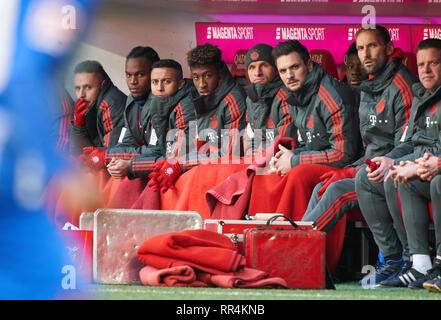 München, Deutschland. 23. Februar, 2019. Spare Bank, Bank, Reserve, Trainer Bank, RAFINHA (FCB 13) Renato SANCHES, FCB 35 Thiago ALCANTARA, FCB 6 Kingsley COMAN, FCB 29 Thomas Müller, Müller, FCB 25 Sven Ulreich, FCB 26 Torwart, Alphonso Davies, FCB 19, Tom Starke FC BAYERN MÜNCHEN - Hertha BSC Berlin 1-0-DFL-Bestimmungen verbieten die Verwendung von Fotografien als BILDSEQUENZEN und/oder quasi-VIDEO - 1. Deutsche Fussball Liga, München, 23. Februar 2019 Saison 2018/2019, Spieltag 24, FCB, München, © Peter Schatz/Alamy leben Nachrichten Stockfoto