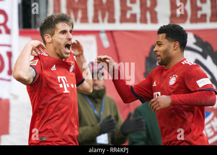 München, Deutschland. 23. Februar, 2019. Javi Martinez, FCB 8 feiert sein Ziel für 1-0, Freude, Lachen, feiern, Serge GNABRY, FCB 22 FC BAYERN MÜNCHEN - Hertha BSC Berlin 1-0-DFL-Bestimmungen verbieten die Verwendung von Fotografien als BILDSEQUENZEN und/oder quasi-VIDEO - 1. Deutsche Fussball Liga, München, 23. Februar 2019 Saison 2018/2019, Spieltag 24, FCB, München, © Peter Schatz/Alamy leben Nachrichten Stockfoto