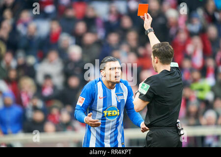 München, Deutschland. 23. Februar, 2019. Schiedsrichter Harm OSMERS mit Pfiff, Gesten, zeigt, ansehen, einzelne Maßnahmen, zeigt rote Karte zu Karim REKIK, Hertha 4 FC BAYERN MÜNCHEN - Hertha BSC Berlin 1-0-DFL-Bestimmungen verbieten die Verwendung von Fotografien als BILDSEQUENZEN und/oder quasi-VIDEO - 1. Deutsche Fussball Liga, München, 23. Februar 2019 Saison 2018/2019, Spieltag 24, FCB, München, © Peter Schatz/Alamy leben Nachrichten Stockfoto