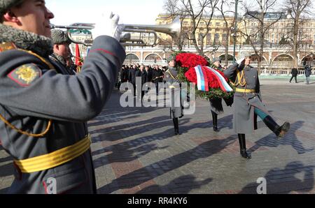 Moskau, Russland. 23 Feb, 2019. Der russische Präsident Wladimir Putin und Ministerpräsident Dmitri Medwedew einen Kranz am Grabmal des Unbekannten Soldaten an der Kremlmauer die Erinnerung an die gefallenen Soldaten auf Verteidiger des Vaterlandes Tag Februar 23, 2019 in Moskau, Russland, zu ehren. Credit: Planetpix/Alamy leben Nachrichten Stockfoto