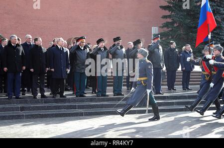 Moskau, Russland. 23 Feb, 2019. Der russische Präsident Wladimir Putin und Ministerpräsident Dmitri Medwedew einen Kranz am Grabmal des Unbekannten Soldaten an der Kremlmauer die Erinnerung an die gefallenen Soldaten auf Verteidiger des Vaterlandes Tag Februar 23, 2019 in Moskau, Russland, zu ehren. Credit: Planetpix/Alamy leben Nachrichten Stockfoto