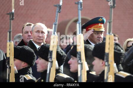 Moskau, Russland. 23 Feb, 2019. Der russische Präsident Wladimir Putin und Verteidigungsminister Sergej Shoigu, rechts, besuchen einen Kranz am Grabmal des Unbekannten Soldaten an der Kremlmauer die Erinnerung an die gefallenen Soldaten auf Verteidiger des Vaterlandes Tag Februar 23, 2019 in Moskau, Russland, zu ehren. Credit: Planetpix/Alamy leben Nachrichten Stockfoto
