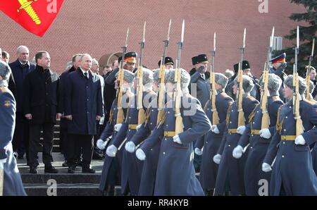 Moskau, Russland. 23 Feb, 2019. Der russische Präsident Wladimir Putin und Ministerpräsident Dmitri Medwedew einen Kranz am Grabmal des Unbekannten Soldaten an der Kremlmauer die Erinnerung an die gefallenen Soldaten auf Verteidiger des Vaterlandes Tag Februar 23, 2019 in Moskau, Russland, zu ehren. Credit: Planetpix/Alamy leben Nachrichten Stockfoto