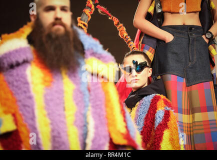 Mailand, Italien. 24 Feb, 2019. Modelle Kreationen von Engel Chen während der Mailand Fashion Week Herbst/Winter 2019-20 in Mailand, Italien, 24.02.2019. Credit: Cheng Tingting/Xinhua/Alamy leben Nachrichten Stockfoto