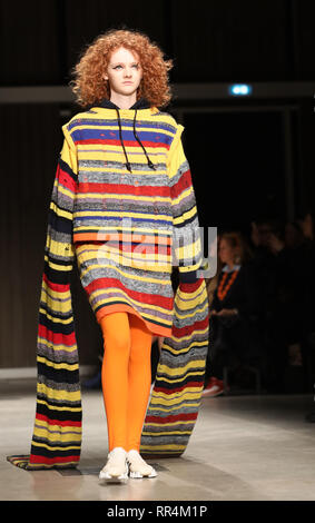 Mailand, Italien. 24 Feb, 2019. Ein model präsentiert eine Kreation für Engel Chen während der Mailand Fashion Week Herbst/Winter 2019-20 in Mailand, Italien, 24.02.2019. Credit: Cheng Tingting/Xinhua/Alamy leben Nachrichten Stockfoto