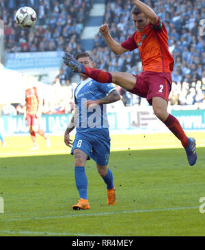 24. Februar 2019, Sachsen-Anhalt, Magdeburg: Fussball: 2. Fussballbundesliga, 23. Spieltag, 1.FC Magdeburg - SC Paderborn 07 in der MDCC-Arena. Die Magdeburger Philip Türpitz (l) und Paderborn ist Uwe Hünemeier Kampf um den Ball. Foto: Peter Steffen/dpa - WICHTIGER HINWEIS: In Übereinstimmung mit den Anforderungen der DFL Deutsche Fußball Liga oder der DFB Deutscher Fußball-Bund ist es untersagt, zu verwenden oder verwendet Fotos im Stadion und/oder das Spiel in Form von Bildern und/oder Videos - wie Foto Sequenzen getroffen haben. Stockfoto