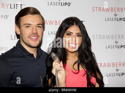 London, UK, 24. Februar 2019, Love Island Sieger 2016 Nathan Massey mit seiner Liebe Insel Königin Cara de La Hoyde sorgen professionelle Beauty London zeigen, welche bei Excel, London wird geöffnet. Es ist Großbritanniens größte Beauty und Spa Messe mit alles von Hautpflege, Nägel, Wellness, Fitness, Make-up zu wachsen, Solarium, Beauty und Haare. Es ist am Wochenende geöffnet und einer der wichtigsten Vorteile der Teilnahme an dieser Ausstellung ist, dass Sie über die neuesten Entwicklungen heraus überprüfen können, ihre Hände auf neue Produkte, Preise vergleichen und sehen Live Demonstrationen alle unter einem Dach! Credit: Keith Larby/Alamy Live N Stockfoto