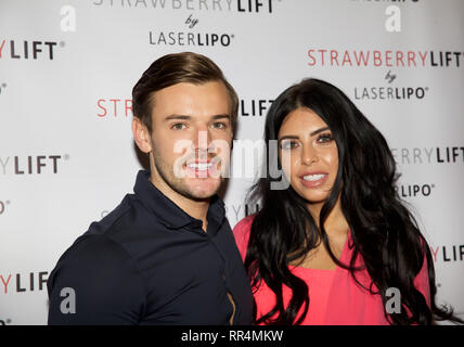 London, UK, 24. Februar 2019, Love Island Sieger 2016 Nathan Massey mit seiner Liebe Insel Königin Cara de La Hoyde sorgen professionelle Beauty London zeigen, welche bei Excel, London wird geöffnet. Es ist Großbritanniens größte Beauty und Spa Messe mit alles von Hautpflege, Nägel, Wellness, Fitness, Make-up zu wachsen, Solarium, Beauty und Haare. Es ist am Wochenende geöffnet und einer der wichtigsten Vorteile der Teilnahme an dieser Ausstellung ist, dass Sie über die neuesten Entwicklungen heraus überprüfen können, ihre Hände auf neue Produkte, Preise vergleichen und sehen Live Demonstrationen alle unter einem Dach! Credit: Keith Larby/Alamy Live N Stockfoto