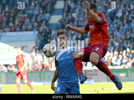 24. Februar 2019, Sachsen-Anhalt, Magdeburg: Fussball: 2. Fussballbundesliga, 23. Spieltag, 1.FC Magdeburg - SC Paderborn 07 in der MDCC-Arena. Die Magdeburger Philip Türpitz (l) und Paderborn ist Uwe Hünemeier Kampf um den Ball. Foto: Peter Steffen/dpa - WICHTIGER HINWEIS: In Übereinstimmung mit den Anforderungen der DFL Deutsche Fußball Liga oder der DFB Deutscher Fußball-Bund ist es untersagt, zu verwenden oder verwendet Fotos im Stadion und/oder das Spiel in Form von Bildern und/oder Videos - wie Foto Sequenzen getroffen haben. Stockfoto