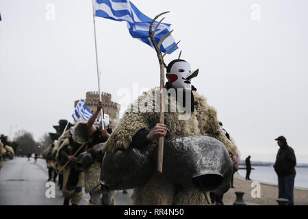 Thessaloniki, Griechenland. 24 Feb, 2019. Die Teilnehmer tragen traditionelle Kostüme März an der Küste von Thessaloniki. Die folklife und Ethnologische Museum von Mazedonien organisiert der Fünften Europäischen Versammlung der Glocke Amtsträger in Thessaloniki. Die Montage erfolgte im Rahmen der Aktion "Bell Straßen'', bei der versucht wird, die Sitten der Glocke Lager in Europa zu erkunden. "Credit: ZUMA Press, Inc./Alamy leben Nachrichten Stockfoto