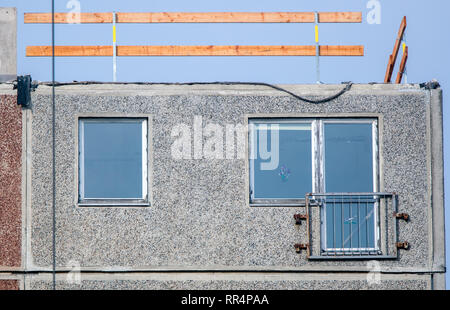 Schwerin, Deutschland. 19 Feb, 2019. Ein Gebäude Geländer steht auf dem Dach der Hochhäuser im Stadtteil Neu Zippendorf, die für den Abriss vorbereitet wurden. Das elfstöckige Gebäude sind 36 Meter hoch und werden nun durch Stock zerlegt. Insgesamt 23.000 Tonnen Bauschutt sind für den Rückbau der beiden Hochhäuser erwartet. Credit: Jens Büttner/dpa-Zentralbild/ZB/dpa/Alamy leben Nachrichten Stockfoto
