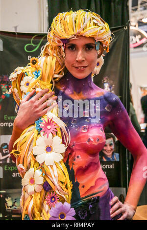 London, Großbritannien. 24. Februar 2019. Professionelle beauty London Excel mit einigen der Modelle auf der Body Painting cmpetition Credit: Paul Quezada-Neiman/Alamy leben Nachrichten Stockfoto