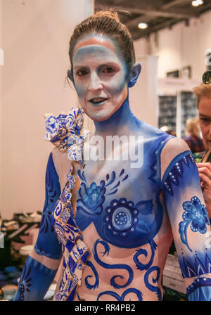 London, Großbritannien. 24. Februar 2019. Professionelle beauty London Excel mit einigen der Modelle auf der Body Painting cmpetition Credit: Paul Quezada-Neiman/Alamy leben Nachrichten Stockfoto