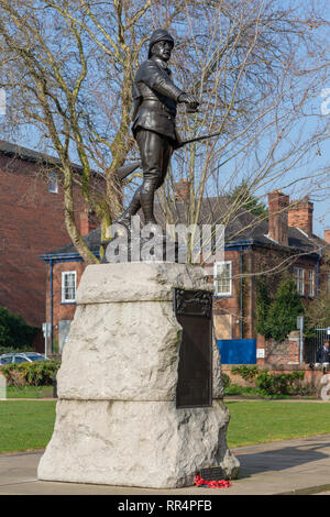 Warrington, Cheshire, UK. 24 Feb, 2019. 24. Februar 2019  schien die Sonne sehr stark auf die jährliche Parade und Service der Jahrestag der Schlacht um Pieter's Hill am 27. Februar 1900 gedenken die erste Bataillon der South Lancashire Regiment (PWV) fand in der Queen's Gardens, Palmyra Square, Warrington, Cheshire, England, UK Credit: John Hopkins/Alamy leben Nachrichten Stockfoto