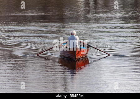 Glasgow, Schottland, Großbritannien. 24. Februar, 2019. UK Wetter. George Parsonage vom Glasgow humane Gesellschaft Rudern auf einem ruhigen Fluss Clyde an einem warmen, sonnigen Nachmittag. Credit: Skully/Alamy leben Nachrichten Stockfoto