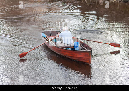 Glasgow, Schottland, Großbritannien. 24. Februar, 2019. UK Wetter. George Parsonage vom Glasgow humane Gesellschaft Rudern auf einem ruhigen Fluss Clyde an einem warmen, sonnigen Nachmittag. Credit: Skully/Alamy leben Nachrichten Stockfoto