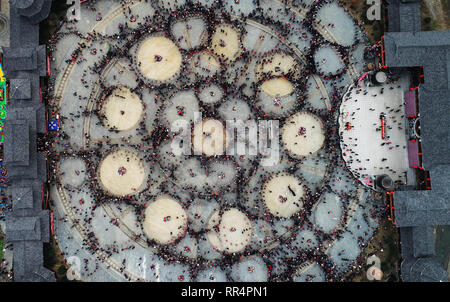 Zhouxi, China. 24. Feb 2019. Luftbild am 24.02.2019 zeigt den Menschen der Miao ethnische gruppe Die lusheng Tanz in Zhouxi Stadt, Kaili Stadt von Südwesten Chinas Provinz Guizhou. Die ethnische Miao Mädchen anziehen Traditionelle bestickte Kleidung und Silber Schmuck singen und tanzen zu den Klängen des lusheng, ein Reed-pipe Wind instrument, für eine gute Ernte zu beten. Ethnische Miao Menschen zusammenkommen an Gannangxiang Gannangxiang in die jährliche Feier, eines der größten und ursprünglichsten Miao lusheng feiern Quelle: Xinhua/Alamy Leben Nachrichten zu freuen Stockfoto