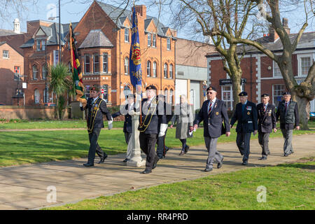 Warrington, Cheshire, UK. 24 Feb, 2019. 24. Februar 2019  schien die Sonne sehr stark auf die jährliche Parade und Service der Jahrestag der Schlacht um Pieter's Hill am 27. Februar 1900 gedenken die erste Bataillon der South Lancashire Regiment (PWV) fand in der Queen's Gardens, Palmyra Square, Warrington, Cheshire, England, UK Credit: John Hopkins/Alamy leben Nachrichten Stockfoto