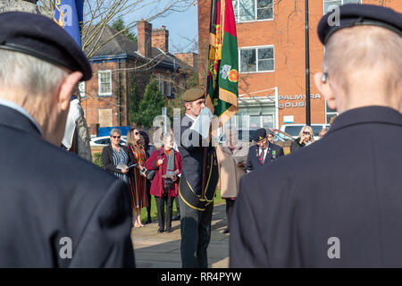 Warrington, Cheshire, UK. 24 Feb, 2019. 24. Februar 2019  schien die Sonne sehr stark auf die jährliche Parade und Service der Jahrestag der Schlacht um Pieter's Hill am 27. Februar 1900 gedenken die erste Bataillon der South Lancashire Regiment (PWV) fand in der Queen's Gardens, Palmyra Square, Warrington, Cheshire, England, UK Credit: John Hopkins/Alamy leben Nachrichten Stockfoto