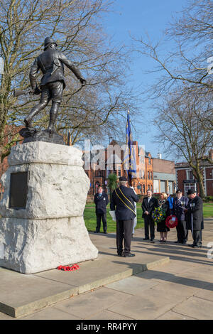 Warrington, Cheshire, UK. 24 Feb, 2019. 24. Februar 2019  schien die Sonne sehr stark auf die jährliche Parade und Service der Jahrestag der Schlacht um Pieter's Hill am 27. Februar 1900 gedenken die erste Bataillon der South Lancashire Regiment (PWV) fand in der Queen's Gardens, Palmyra Square, Warrington, Cheshire, England, UK Credit: John Hopkins/Alamy leben Nachrichten Stockfoto