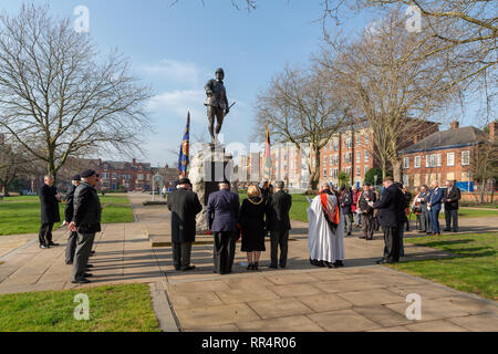 Warrington, Cheshire, UK. 24 Feb, 2019. 24. Februar 2019  schien die Sonne sehr stark auf die jährliche Parade und Service der Jahrestag der Schlacht um Pieter's Hill am 27. Februar 1900 gedenken die erste Bataillon der South Lancashire Regiment (PWV) fand in der Queen's Gardens, Palmyra Square, Warrington, Cheshire, England, UK Credit: John Hopkins/Alamy leben Nachrichten Stockfoto