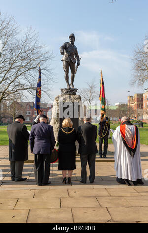 Warrington, Cheshire, UK. 24 Feb, 2019. 24. Februar 2019  schien die Sonne sehr stark auf die jährliche Parade und Service der Jahrestag der Schlacht um Pieter's Hill am 27. Februar 1900 gedenken die erste Bataillon der South Lancashire Regiment (PWV) fand in der Queen's Gardens, Palmyra Square, Warrington, Cheshire, England, UK Credit: John Hopkins/Alamy leben Nachrichten Stockfoto
