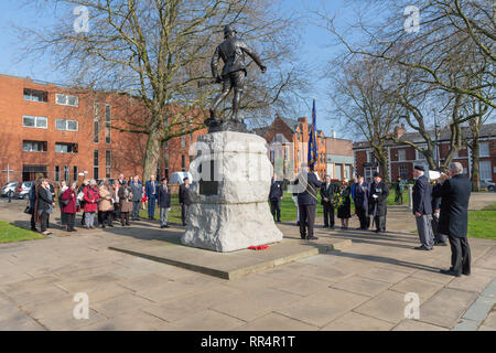 Warrington, Cheshire, UK. 24 Feb, 2019. 24. Februar 2019  schien die Sonne sehr stark auf die jährliche Parade und Service der Jahrestag der Schlacht um Pieter's Hill am 27. Februar 1900 gedenken die erste Bataillon der South Lancashire Regiment (PWV) fand in der Queen's Gardens, Palmyra Square, Warrington, Cheshire, England, UK Credit: John Hopkins/Alamy leben Nachrichten Stockfoto