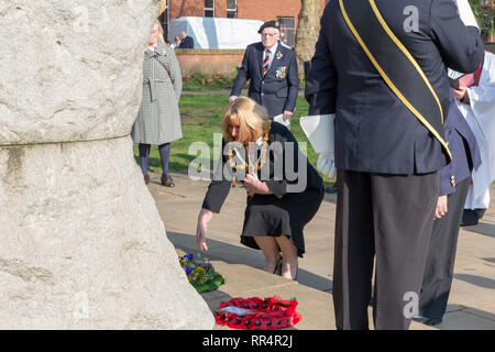 Warrington, Cheshire, UK. 24 Feb, 2019. 24. Februar 2019  schien die Sonne sehr stark auf die jährliche Parade und Service der Jahrestag der Schlacht um Pieter's Hill am 27. Februar 1900 gedenken die erste Bataillon der South Lancashire Regiment (PWV) fand in der Queen's Gardens, Palmyra Square, Warrington, Cheshire, England, UK Credit: John Hopkins/Alamy leben Nachrichten Stockfoto