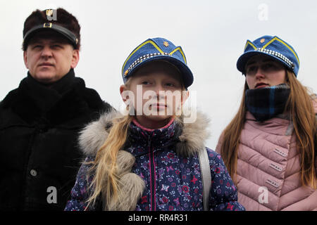 Kiew, Ukraine. 24 Feb, 2019. Die ukrainische nationalistische Familie gesehen, da sie Teil während des Protestes. Ukrainer eine Rallye für eine ehrliche Präsidentschaftswahlen Bühne und gegen die Bestechung von Wählern, am Platz der Unabhängigkeit in Kiew, Ukraine. Die Präsidentschaftswahlen in der Ukraine am 31. März 2019 abgehalten werden. Credit: Pavlo Gontschar/SOPA Images/ZUMA Draht/Alamy Live News Credit: ZUMA Press, Inc./Alamy leben Nachrichten Stockfoto