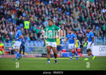 Rom, Italien. 24. Februar, 2019. Irlands inneren Mitte Bundee Aki wartet für TMO entscheidung im Spiel gegen Italien in Guinness sechs Nationen Credit: Massimiliano Carnabuci/Alamy leben Nachrichten Stockfoto