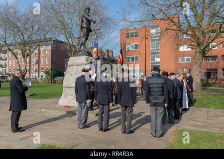 Warrington, Cheshire, UK. 24 Feb, 2019. 24. Februar 2019  schien die Sonne sehr stark auf die jährliche Parade und Service der Jahrestag der Schlacht um Pieter's Hill am 27. Februar 1900 gedenken die erste Bataillon der South Lancashire Regiment (PWV) fand in der Queen's Gardens, Palmyra Square, Warrington, Cheshire, England, UK Credit: John Hopkins/Alamy leben Nachrichten Stockfoto