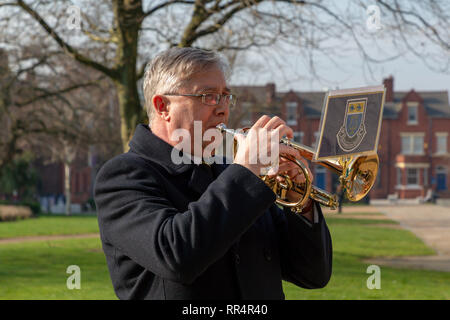 Warrington, Cheshire, UK. 24 Feb, 2019. 24. Februar 2019  schien die Sonne sehr stark auf die jährliche Parade und Service der Jahrestag der Schlacht um Pieter's Hill am 27. Februar 1900 gedenken die erste Bataillon der South Lancashire Regiment (PWV) fand in der Queen's Gardens, Palmyra Square, Warrington, Cheshire, England, UK Credit: John Hopkins/Alamy leben Nachrichten Stockfoto