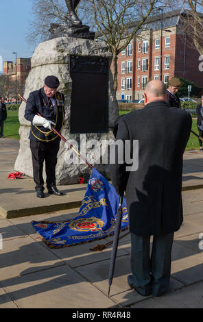 Warrington, Cheshire, UK. 24 Feb, 2019. 24. Februar 2019  schien die Sonne sehr stark auf die jährliche Parade und Service der Jahrestag der Schlacht um Pieter's Hill am 27. Februar 1900 gedenken die erste Bataillon der South Lancashire Regiment (PWV) fand in der Queen's Gardens, Palmyra Square, Warrington, Cheshire, England, UK Credit: John Hopkins/Alamy leben Nachrichten Stockfoto