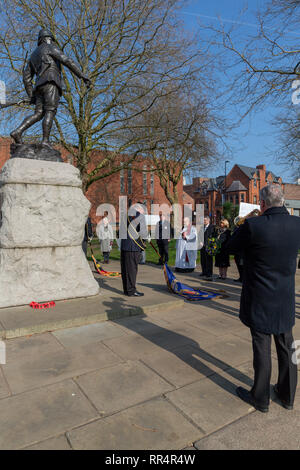 Warrington, Cheshire, UK. 24 Feb, 2019. 24. Februar 2019  schien die Sonne sehr stark auf die jährliche Parade und Service der Jahrestag der Schlacht um Pieter's Hill am 27. Februar 1900 gedenken die erste Bataillon der South Lancashire Regiment (PWV) fand in der Queen's Gardens, Palmyra Square, Warrington, Cheshire, England, UK Credit: John Hopkins/Alamy leben Nachrichten Stockfoto