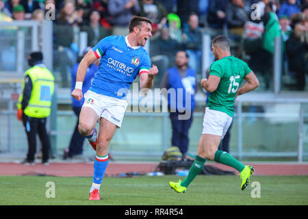 Rom, Italien. 24. Februar, 2019. Italiens Flügel Edoardo Padovani feiert den zweiten Versuch des Spiels gegen Irland in Guinness sechs Nationen Credit: Massimiliano Carnabuci/Alamy leben Nachrichten Stockfoto