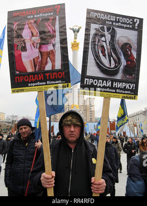 Kiew, Kiew, Ukraine. 24 Feb, 2019. Eine Demonstrantin gesehen Plakate während des Protestes. Ukrainer eine Rallye für eine ehrliche Präsidentschaftswahlen Bühne und gegen die Bestechung von Wählern, am Platz der Unabhängigkeit in Kiew, Ukraine. Die Präsidentschaftswahlen in der Ukraine am 31. März 2019 abgehalten werden. Credit: Pavlo Gontschar/SOPA Images/ZUMA Draht/Alamy leben Nachrichten Stockfoto