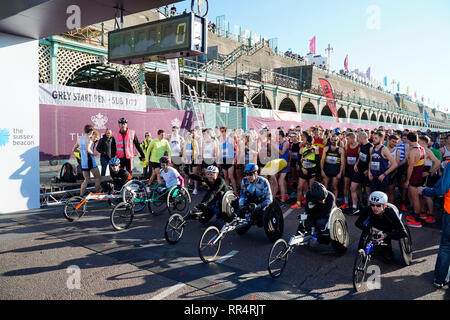 Brighton, Sussex, UK. 24. Feb 2019. . Rollstühle Line up in der Sonne fort Beginn des Grand Brighton Halbmarathon 2019 Credit: Caron Watson/Alamy leben Nachrichten Stockfoto